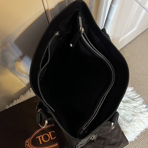 Tod’s black leather tote with multiple front compartments on front and inside - Picture 6 of 8